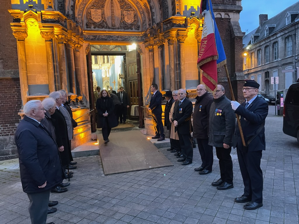 Une haie d'honneur a été formée en hommage à Patrick BRABANT